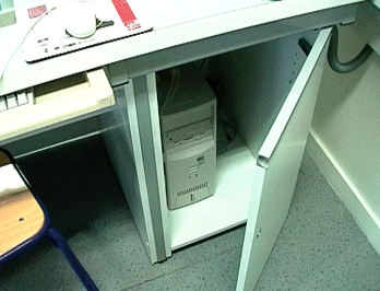 paillasse de travaux pratiques (logement de l'ordinateur face avant)